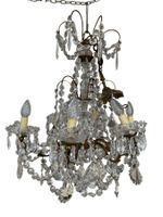Un lustre à pendeloques à 6 bras de lumière