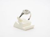 une bague de fiançailles en or blanc sertie d'un diamant au centre