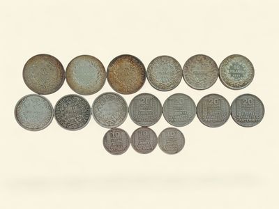 l'image d'un groupe de pièces de monnaie posées sur une surface blanche