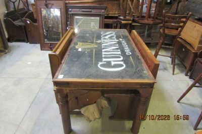 une table sur laquelle est posé un panneau, dans un magasin