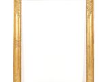 un cadre photo doré sur un mur blanc avec un fond blanc
