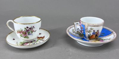 paire de tasses et soucoupes en porcelaine ornées d'oiseaux et de fleurs