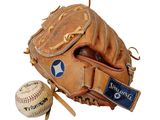 une balle de baseball et un gant de baseball sur fond blanc