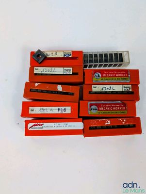 beaucoup de boîtes rouges contenant différents types de stylos