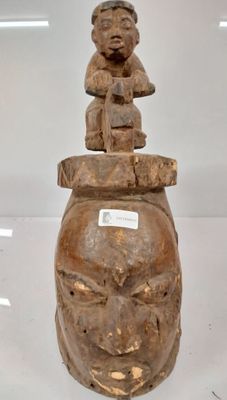 CAMEROUN BAMOUN Masque décoratif d'une tête surmontée d'un m…
