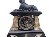 une statue de sphinx au sommet d'une horloge