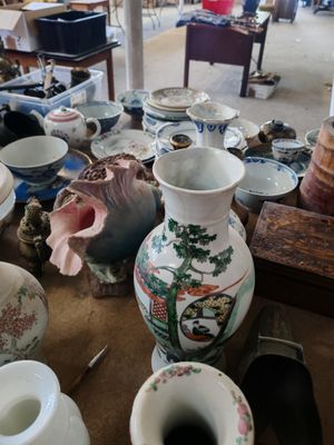 de nombreux vases et bols de toutes sortes sur la table
