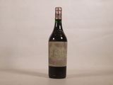 une bouteille de vin posée sur une table