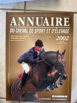 un livre posé sur une table, avec une photo d'une personne à cheval