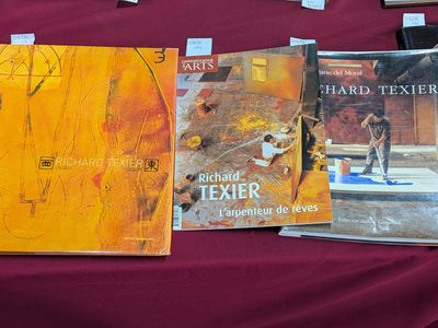plusieurs livres sur une table avec une nappe rouge