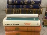 plusieurs livres empilés sur une table