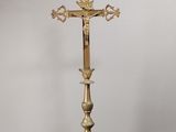 crucifix en laiton posé sur un socle surmonté d'une croix