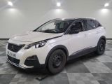 la voiture blanche est garée dans le garage sur le sol en damier