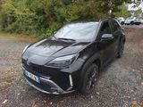 Une Toyota C-HR noire est garée sur un chemin de gravier