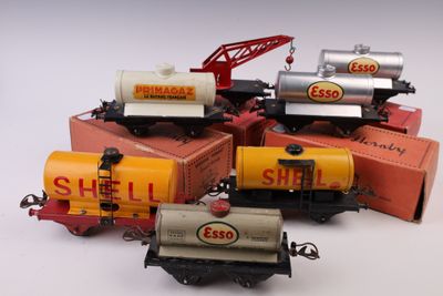 un grand nombre de trains miniatures posés sur une table