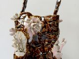 un sac en papier brun orné de fleurs, posé sur une table