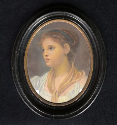 portrait d'une jeune femme vêtue d'une robe blanche et d'un foulard jaune