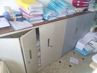Mobilier de bureau comprenant 6 armoires basses, 3 chaises e… (photo 3)