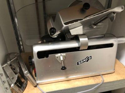 a machine that is sitting on top of a table