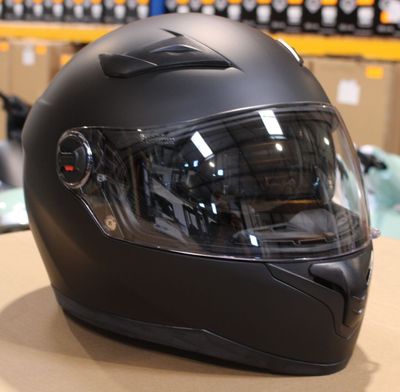 un casque posé sur une table dans un magasin