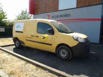 une camionnette jaune garée devant un immeuble