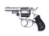 un vieux revolver avec une crosse noire sur fond blanc