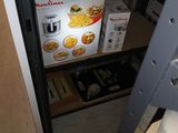 une boîte de nourriture posée sur une étagère dans une cuisine