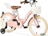 un vélo rose avec un panier à l'arrière