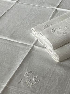 trois serviettes posées sur une table recouverte d'une nappe blanche