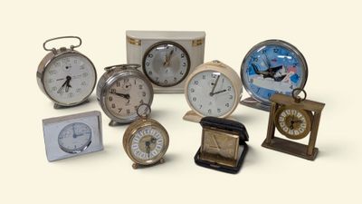 tout un tas d'horloges posées sur une table