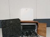 une photo d'une boîte contenant plusieurs CD