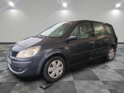 la photo d'une voiture grise garée dans un garage