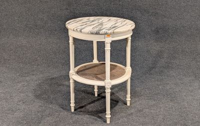 une petite table blanche avec un plateau en marbre, posée sur un tapis gris