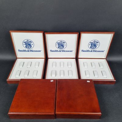 trois boîtes en bois ornées de logos blancs et bleus