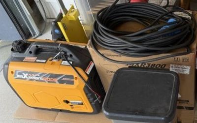 un compresseur d'air jaune et noir et un compresseur d'air jaune et noir