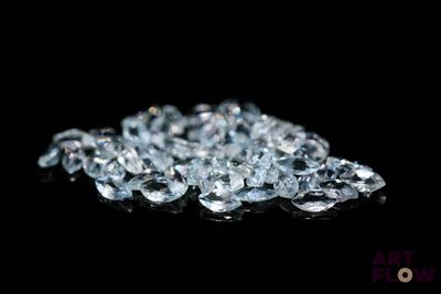un tas de diamants sur une surface noire