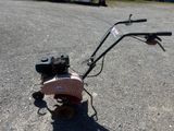 une petite tondeuse à gazon posée sur le sol