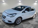 une Opel blanche garée dans une pièce au sol en damier