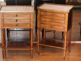 deux tables en bois avec tiroirs dans une pièce