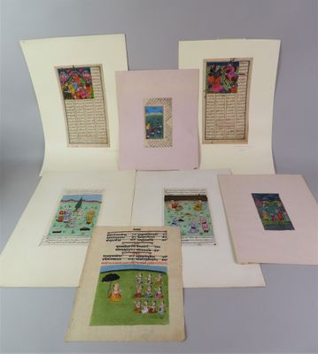 quatre cartes représentant des personnes et des fleurs, posées sur une table