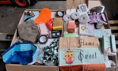 184 / 1 palette de 117 kg de mix (tire-bouchon, lampes…