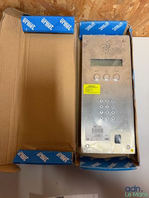 une boîte avec un téléphone à l'intérieur, posée sur une table