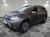 la dacia grise est garée sur un carrelage en damier