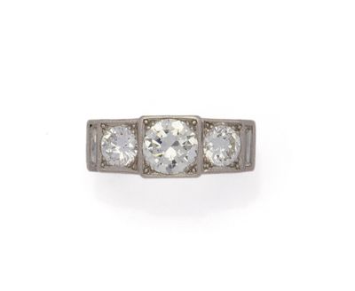 une bague en diamant de trois stones