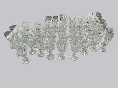 un grand nombre de verres à vin posés sur une table