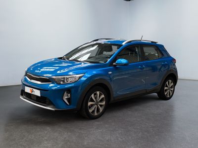 un SUV bleu garé dans une pièce aux murs blancs