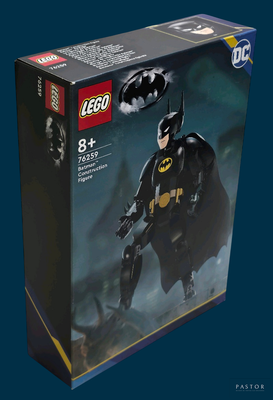 Figurine Lego Batman dans une boîte, sur fond bleu