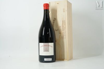 une bouteille de vin posée à côté d'une caisse en bois