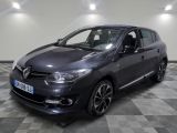 la voiture grise est garée sur un sol en damier dans le garage