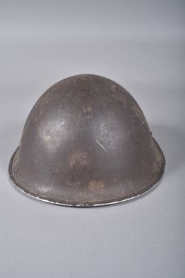 deux casques posés sur une surface blanche